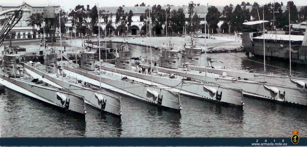 Los seis submarinos de la clase C atracados en la Base de Submarinos.